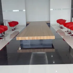 পোশাক কারখানায় কর্মরত শ্রমিকেরা