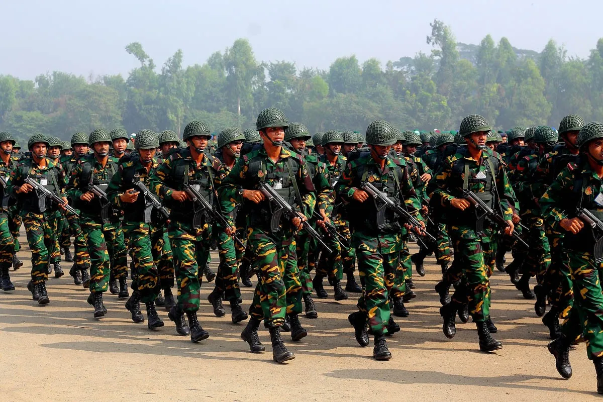 কুচকাওয়াজে সেনা সদস্যরা