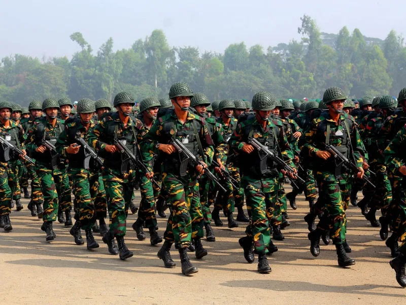 কুচকাওয়াজে সেনা সদস্যরা
