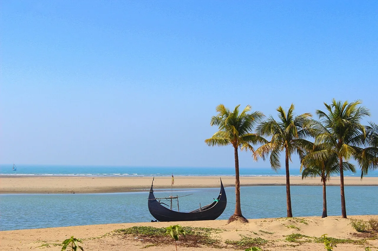 কক্সবাজারের উপকূলীয় সৈকত ও সড়ক
