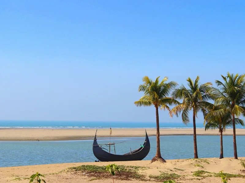 কক্সবাজারের উপকূলীয় সৈকত ও সড়ক
