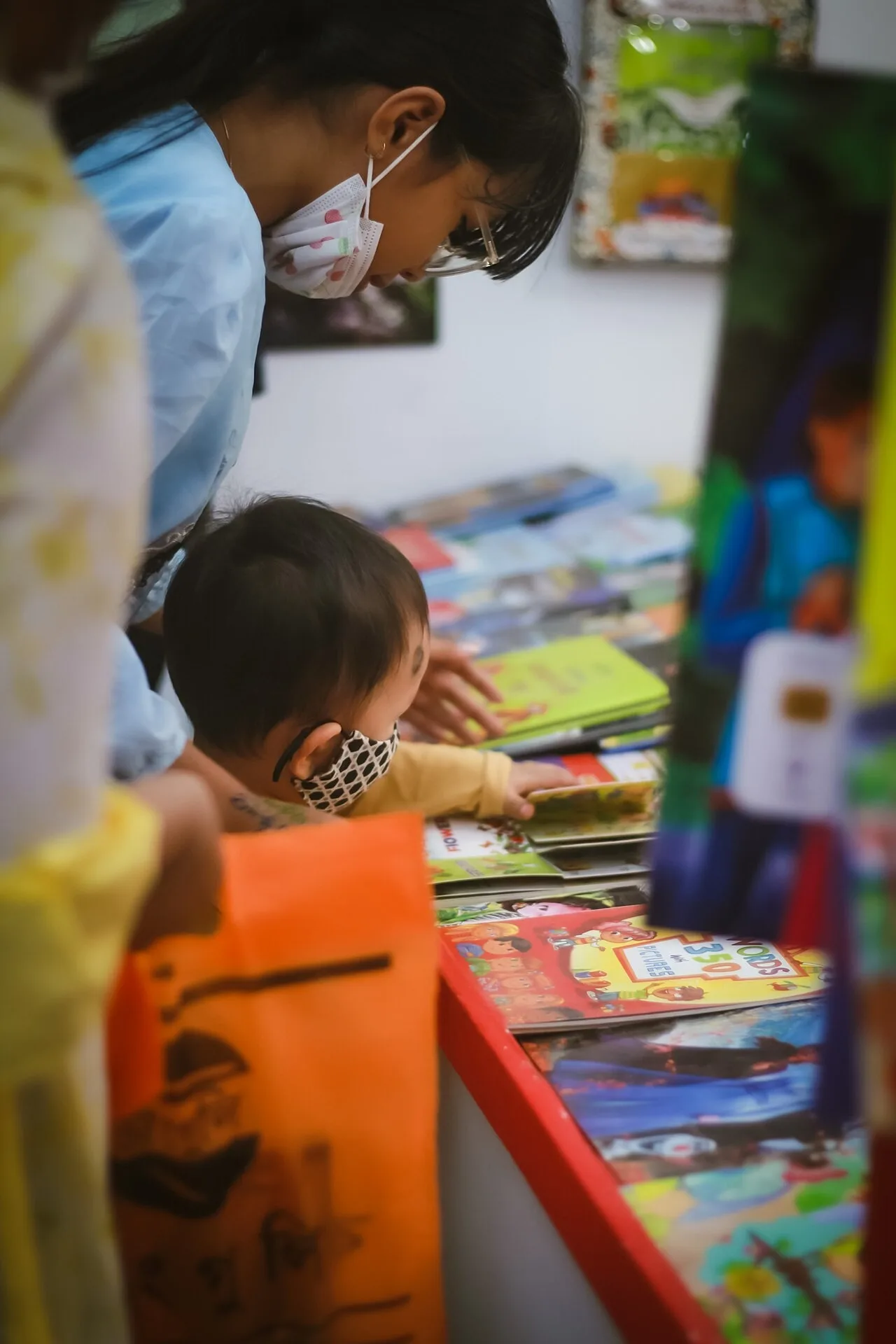 বইমেলায় বই দেখছেন দর্শনার্থীরা